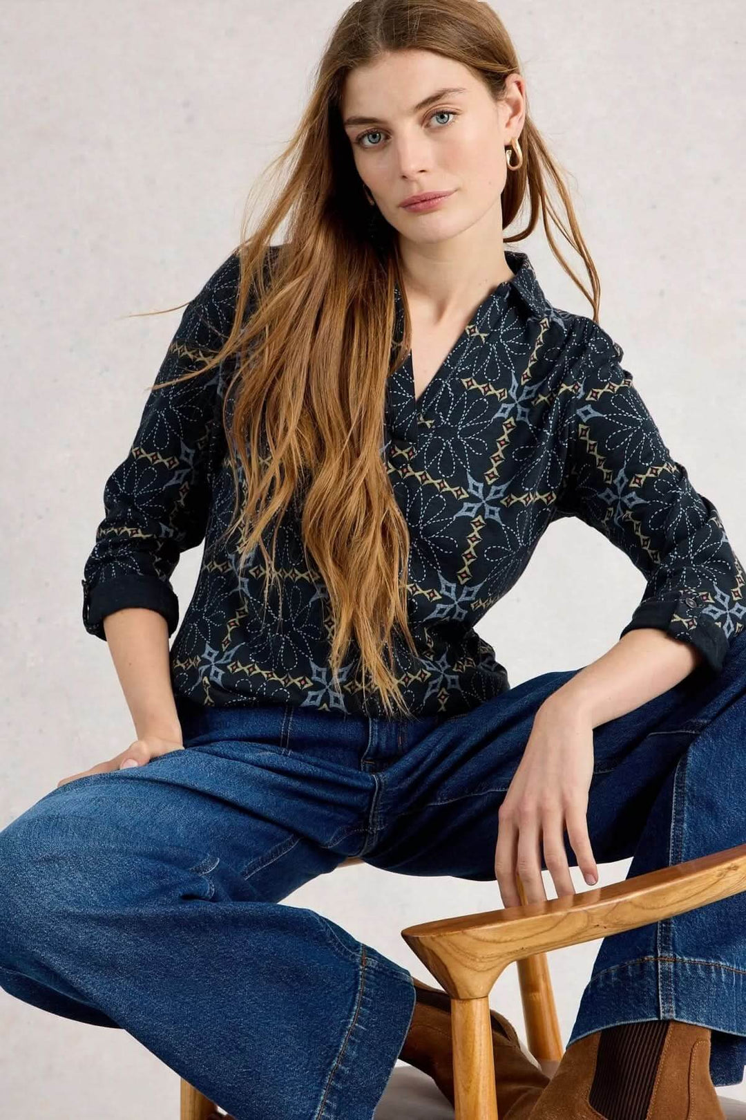 Blouse imprimée manches trois-quarts Allie avec motif graphique, silhouette féminine, idéale pour un look bureau ou quotidien.