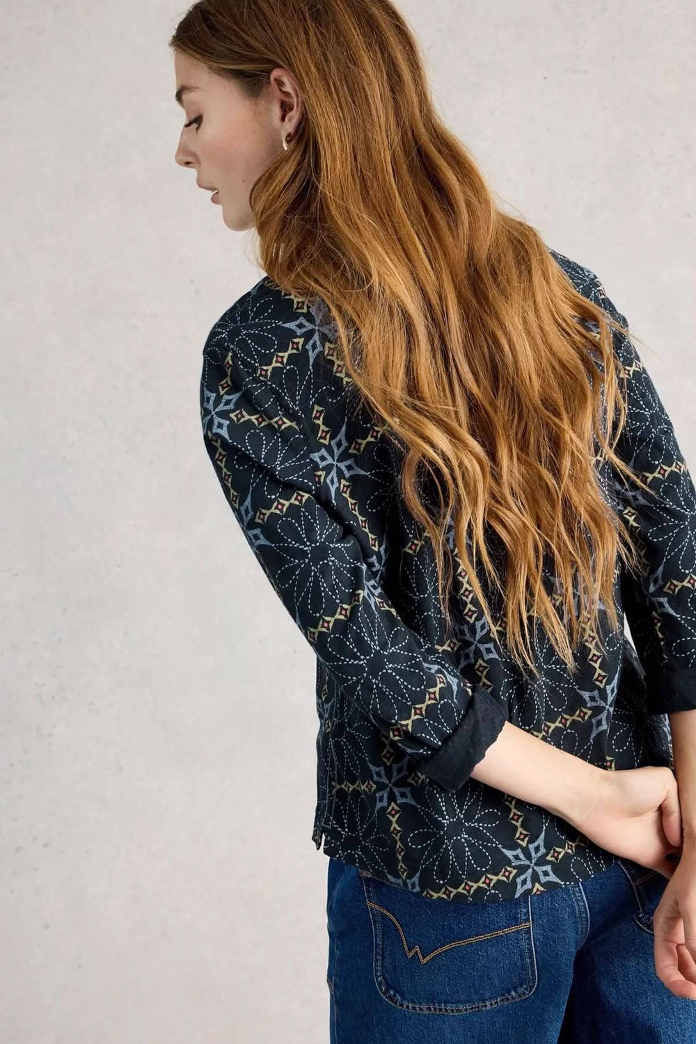 Blouse imprimée manches trois-quarts Allie avec imprimé graphique et encolure fendue vue de dos, silhouette féminine et moderne.