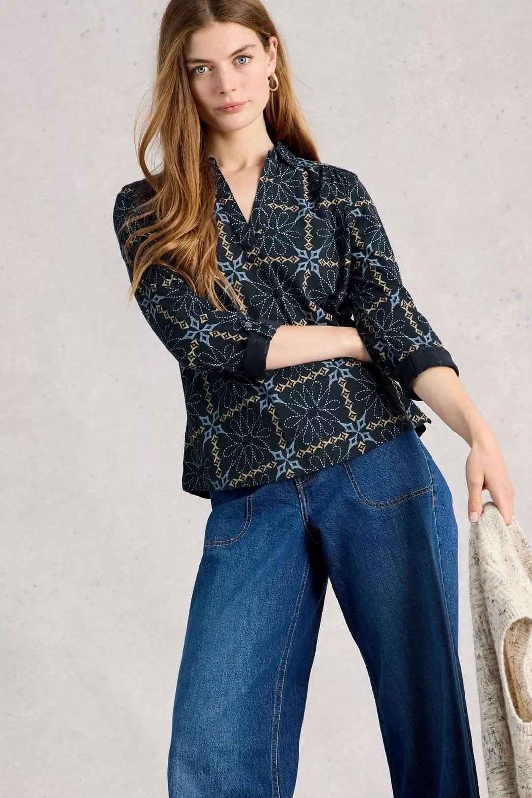 Femme portant une blouse imprimée manches trois-quarts Allie avec un motif graphique, idéale pour le quotidien et le bureau.