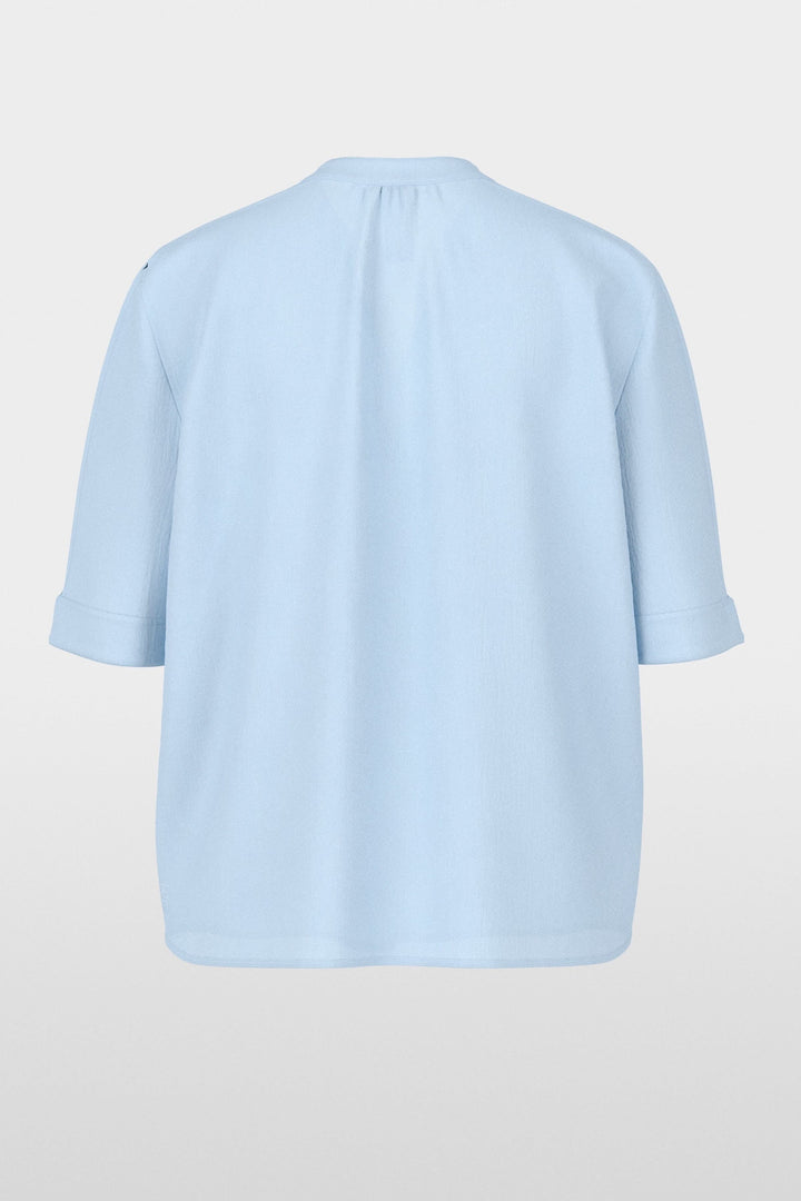 Blouse à manches courtes en tissu léger avec encolure en V et manches à revers, vue arrière, couleur bleue, moderne et minimaliste.