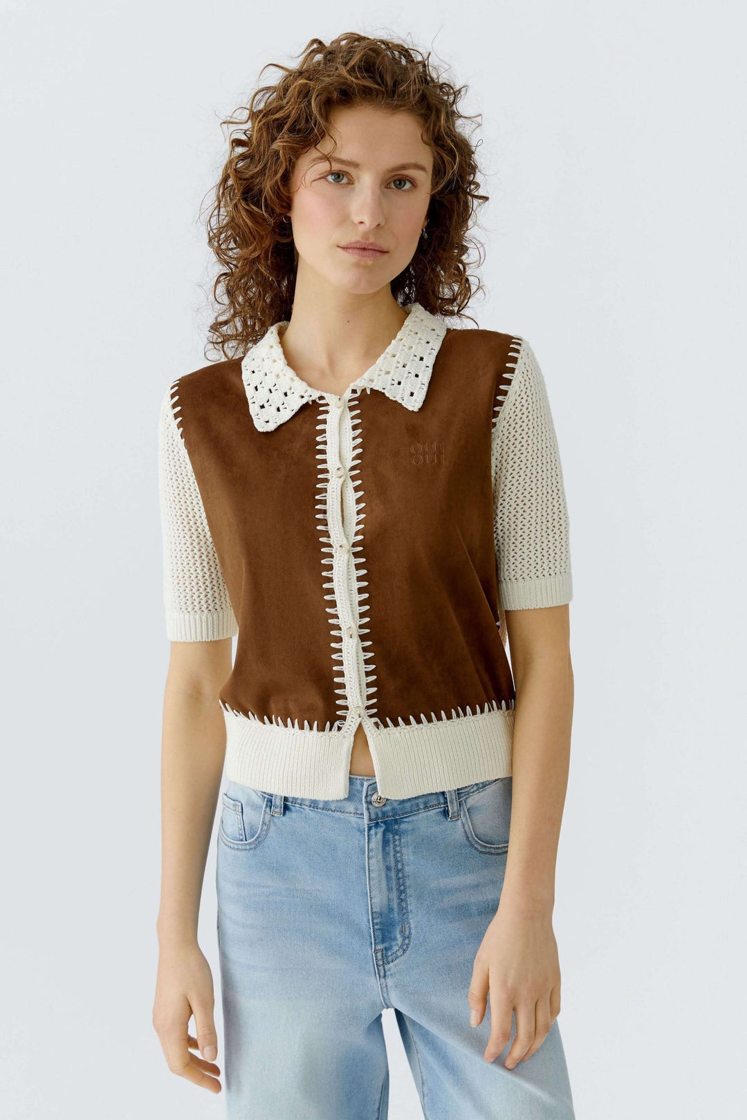 Blouse manches courtes avec col ajouré et détails artisanaux, idéale pour une silhouette mise en valeur et un look raffiné.