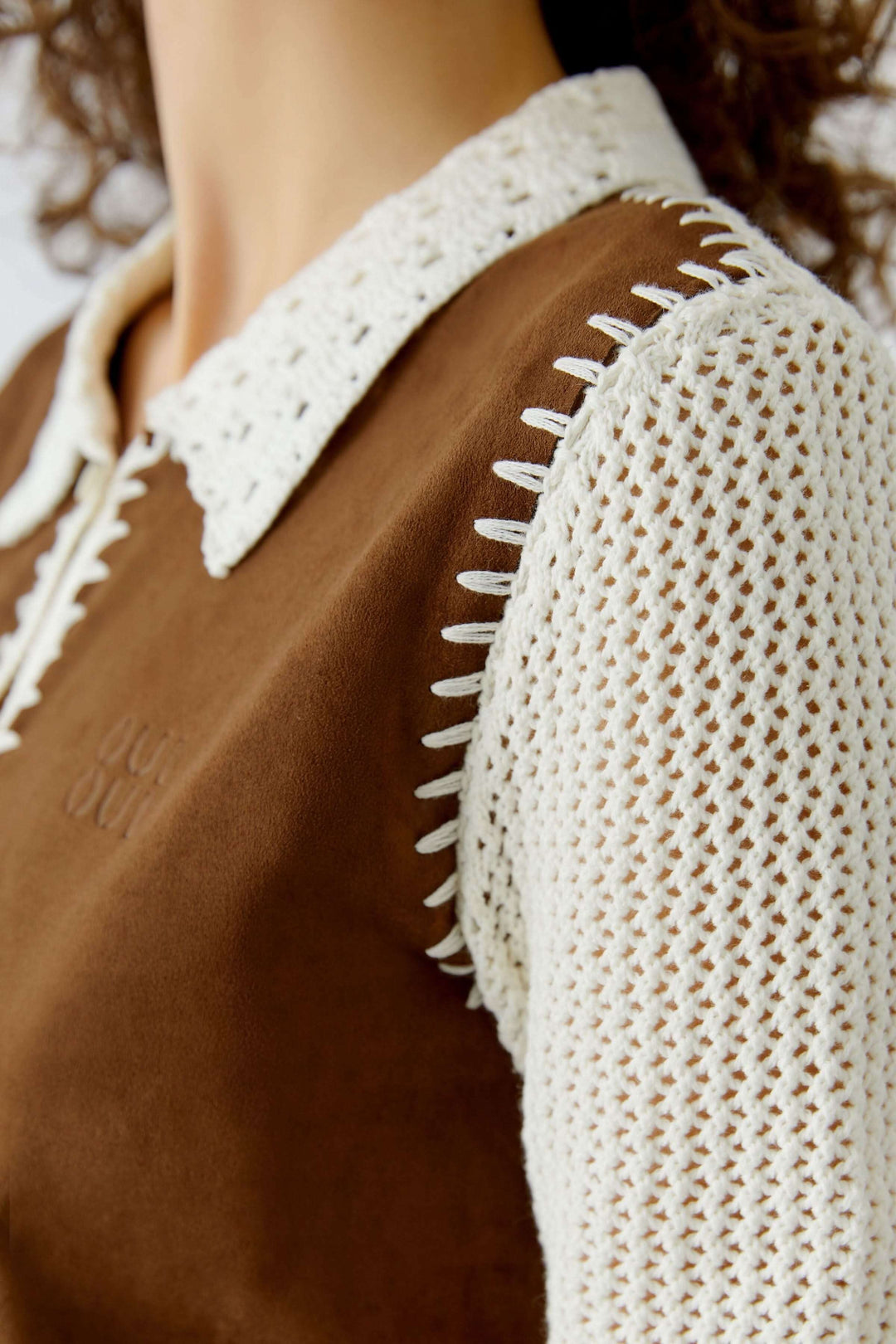 Blouse manches courtes avec col ajouré et détails en crochet.