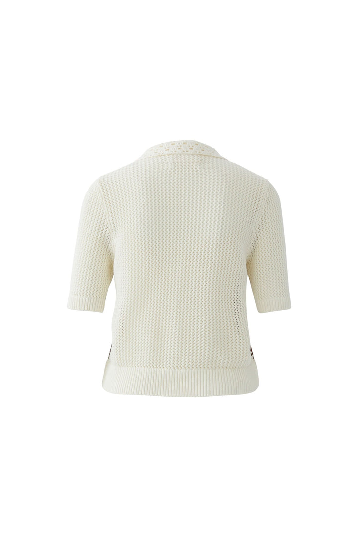 Blouse manches courtes en maille avec col ajouré et détails artisanaux, vue arrière en crème.