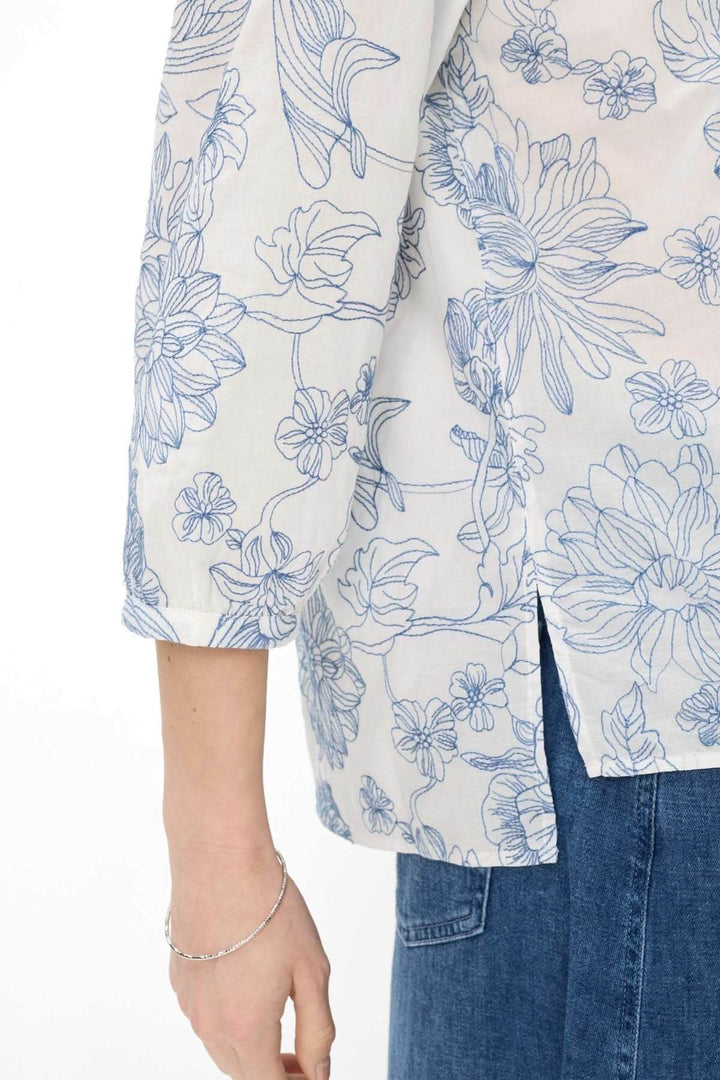 Blouse à motif floral VICKI avec manches trois-quarts et design élégant, tissu fluide offrant un confort optimal au quotidien.