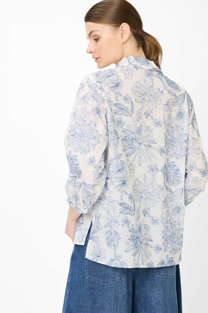 Femme portant une Blouse à motif floral VICKI avec manches trois-quarts et design élégant, vue de dos.