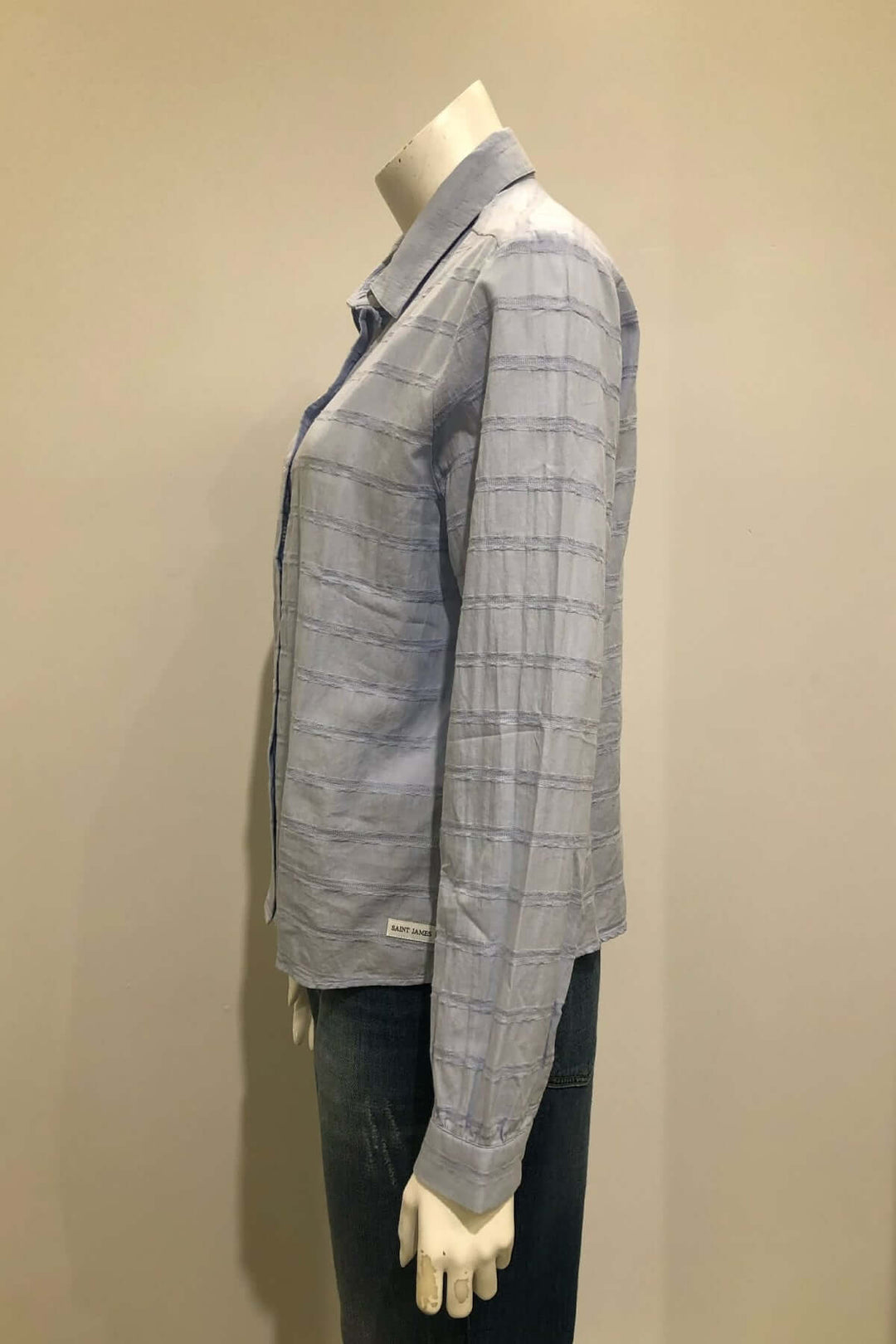 Vue latérale de la Blouse rayée AGATHE à rayures texturées et coupe droite, idéale pour une tenue quotidienne décontractée.