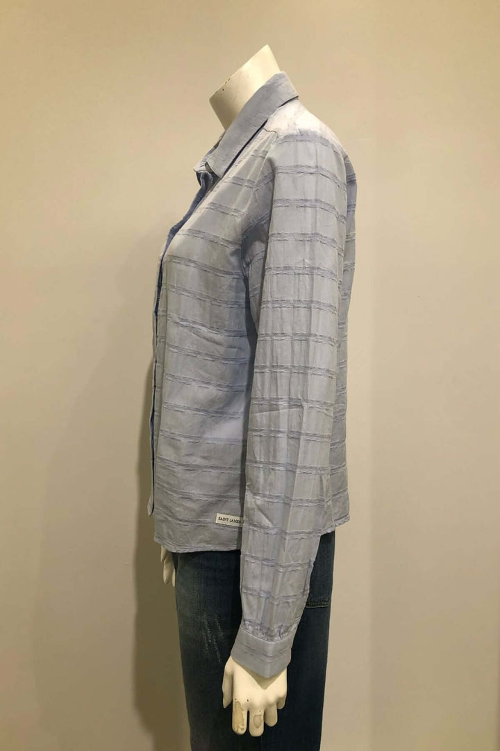 Vue latérale de la Blouse rayée AGATHE à rayures texturées et coupe droite, idéale pour une tenue quotidienne décontractée.