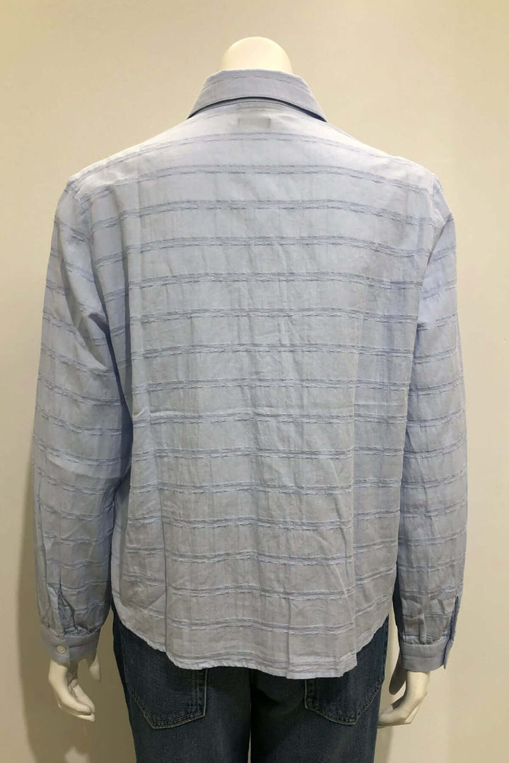 Vue arrière de la Blouse rayée AGATHE avec motif à rayures texturées, coupe droite, col chemise, tissu léger pour un look décontracté.