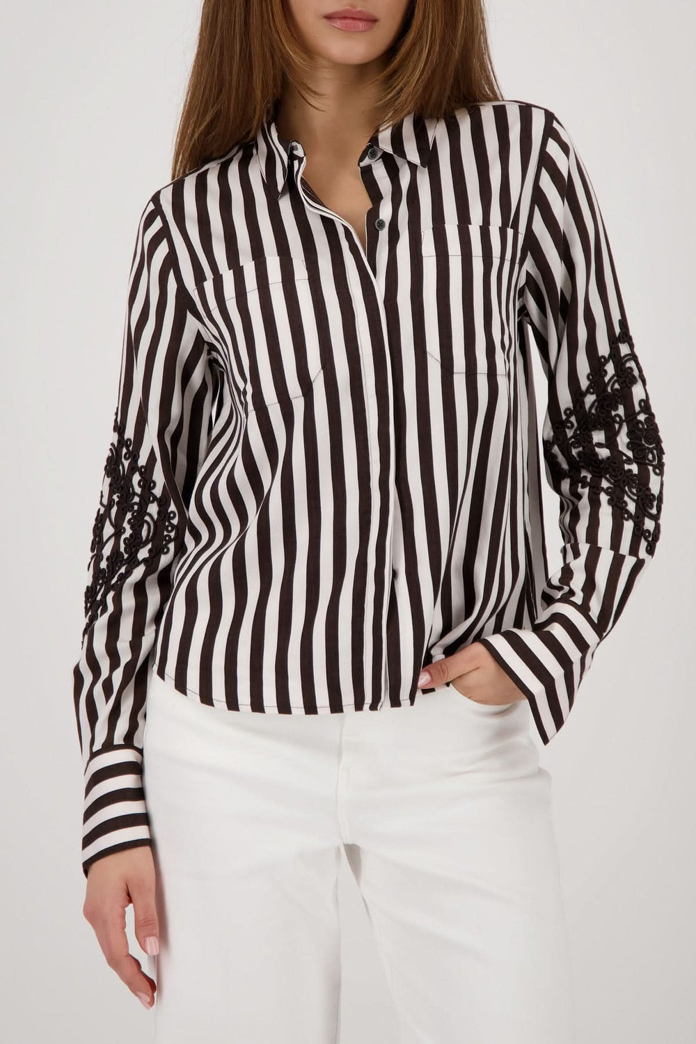 Blouse rayée avec broderies aux manches, motif vertical et coupe fluide pour un look élégant et raffiné, idéale pour le bureau.