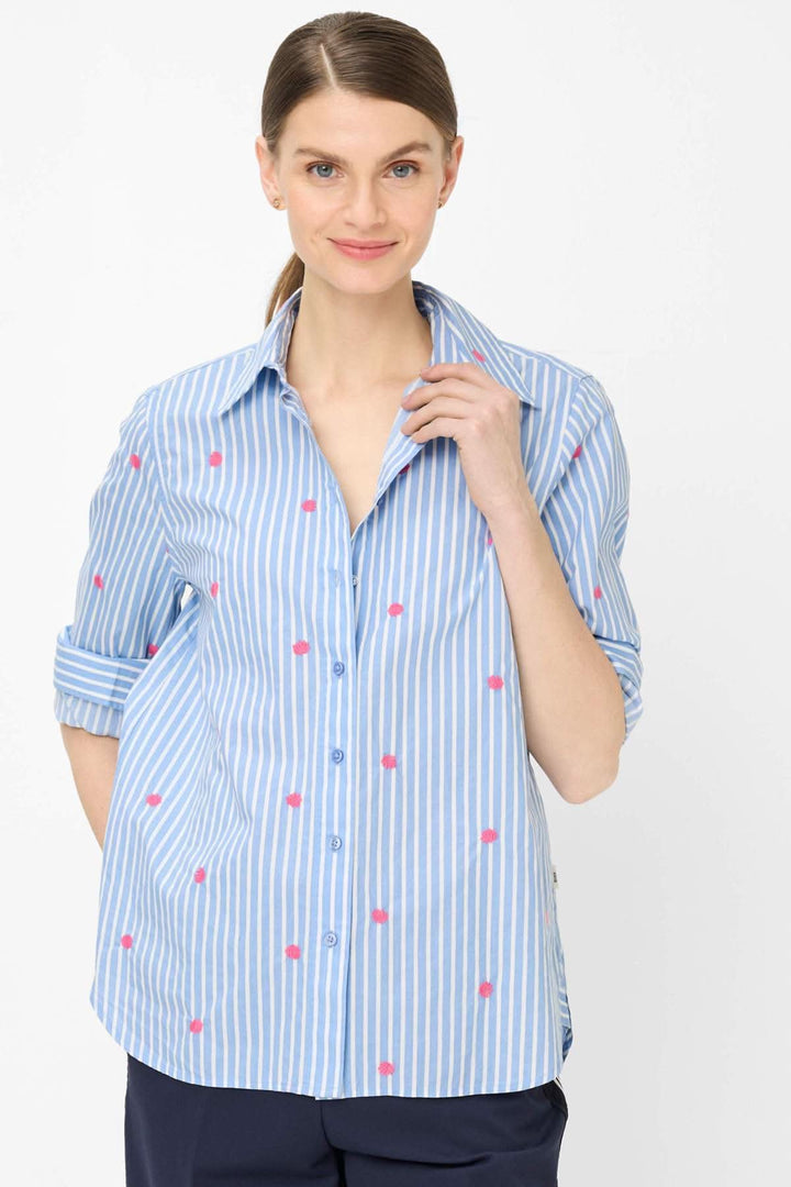 Blouse rayée à broderies contrastantes VIKI portée, chemise à motif rayé et broderies délicates, style contemporain.