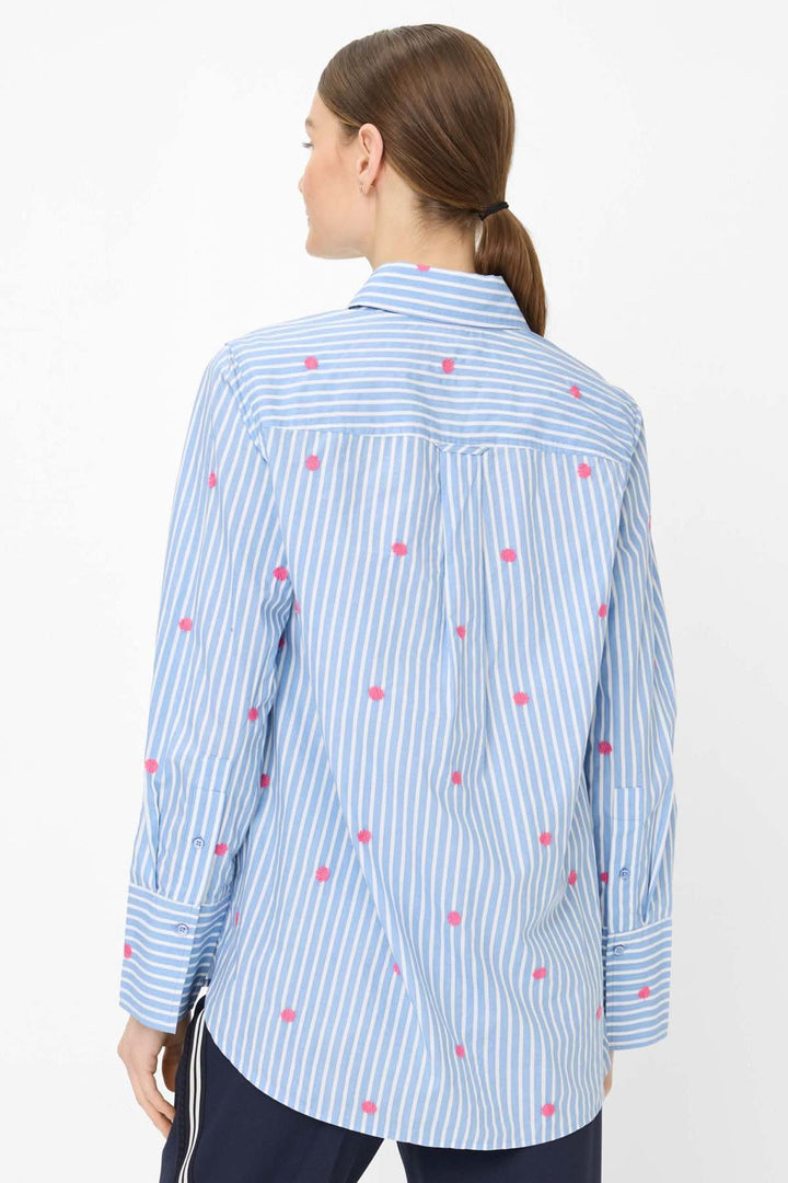 Dos de la Blouse rayée à broderies contrastantes VIKI avec motif rayé bleu et blanc et broderies roses.