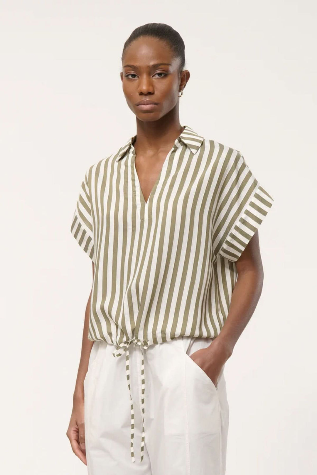 Blouse rayée à col avec rayures verticales et col ouvert, allure décontractée, ajustée à l'ourlet, idéale pour diverses tenues.