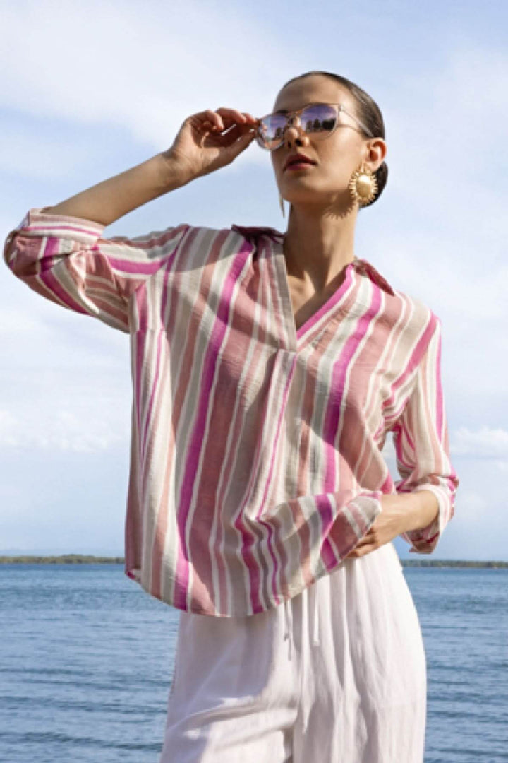 Blouse rayée à encolure V avec manches trois-quarts, vêtement chic parfait pour des vacances ou une tenue quotidienne élégante.