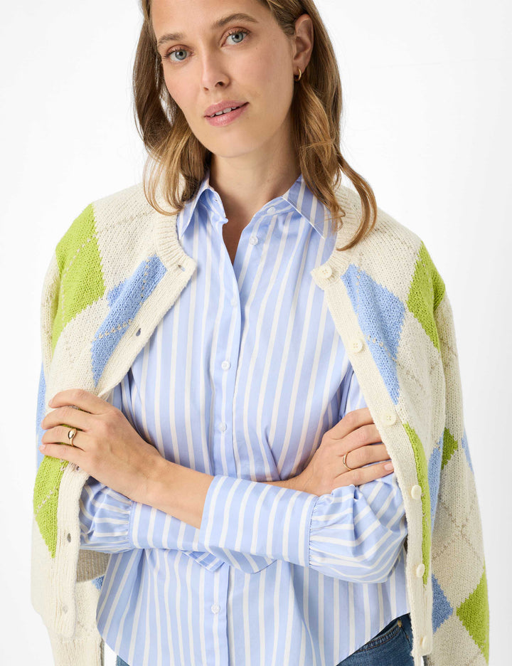 Blouse à rayures classique VICA portée avec un cardigan, style élégant et décontracté pour tenues professionnelles ou casual.