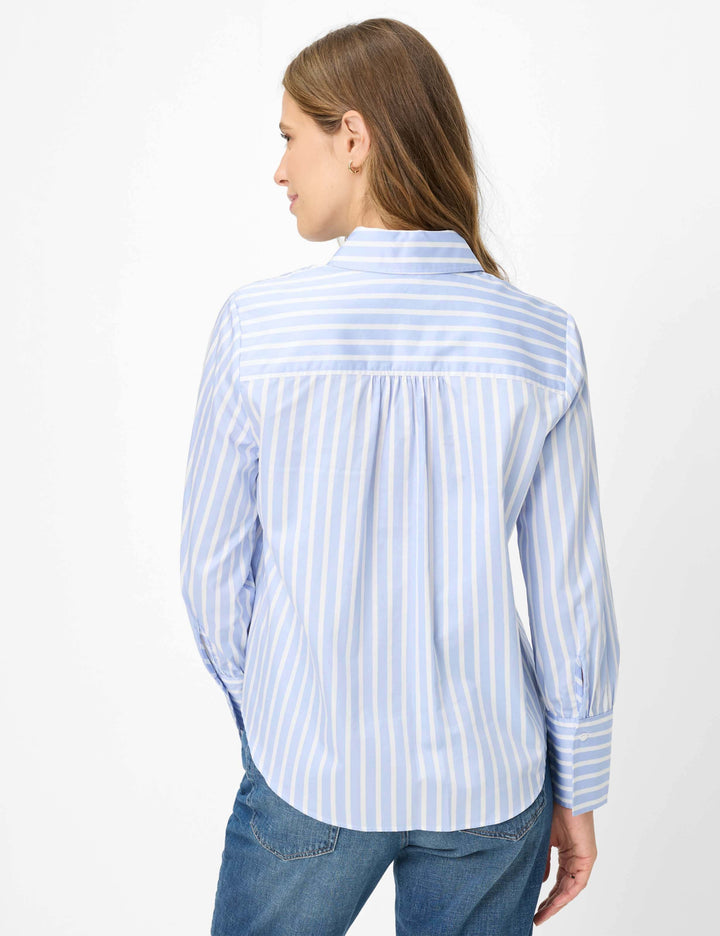 Blouse à rayures classique VICA vue de dos, montrant les détails rayés et la coupe ajustée, parfait pour un look professionnel ou décontracté.