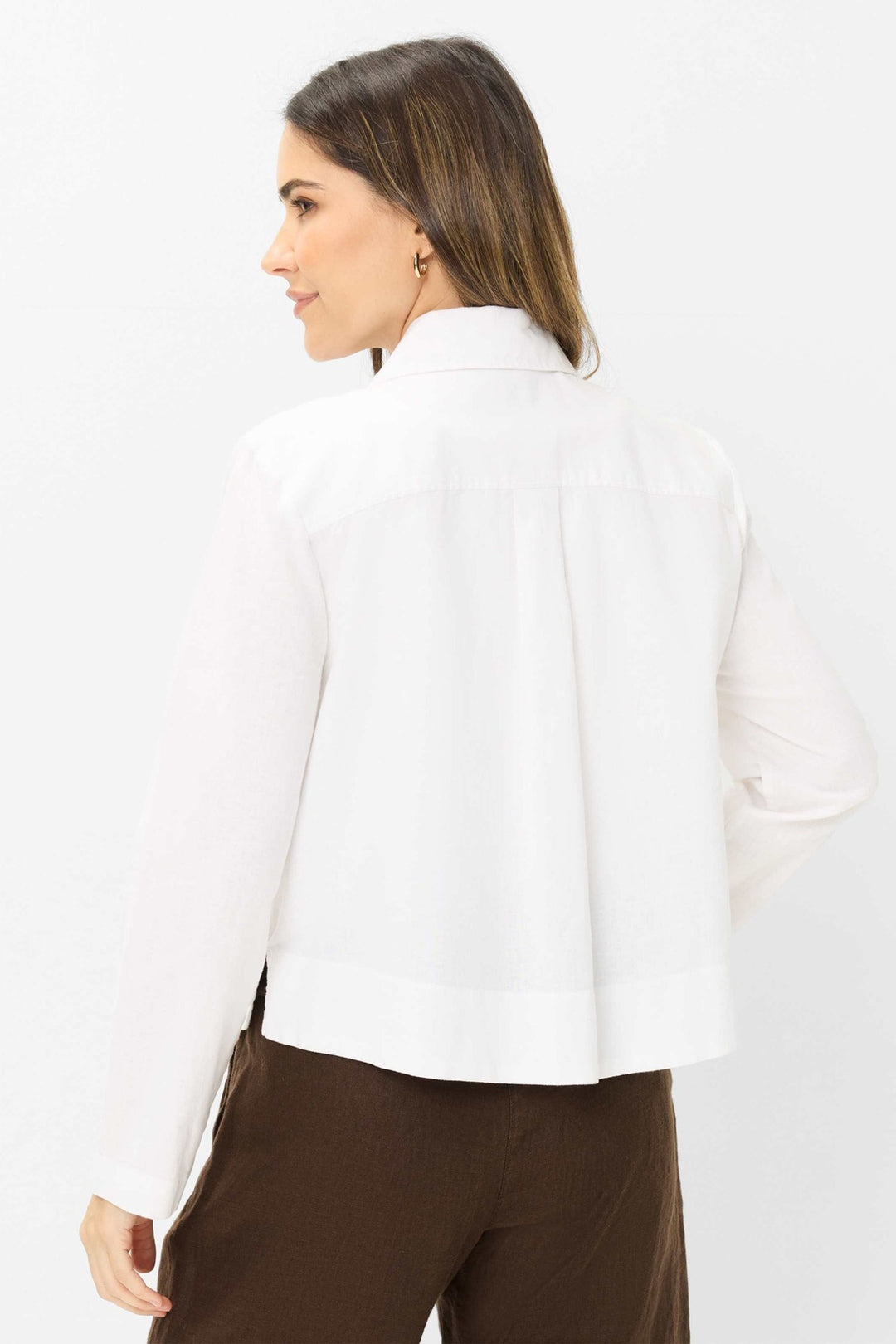 Femme portant la Blouse utilitaire VEGA avec coupe droite, col classique, poches plaquées et fermeture boutonnée arrière.