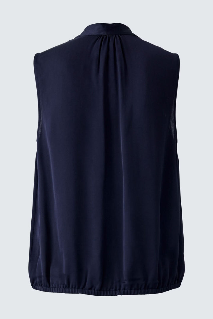 Blouse évasée sans manches en satin, vue arrière, avec ceinture élastiquée et un éclat subtil.