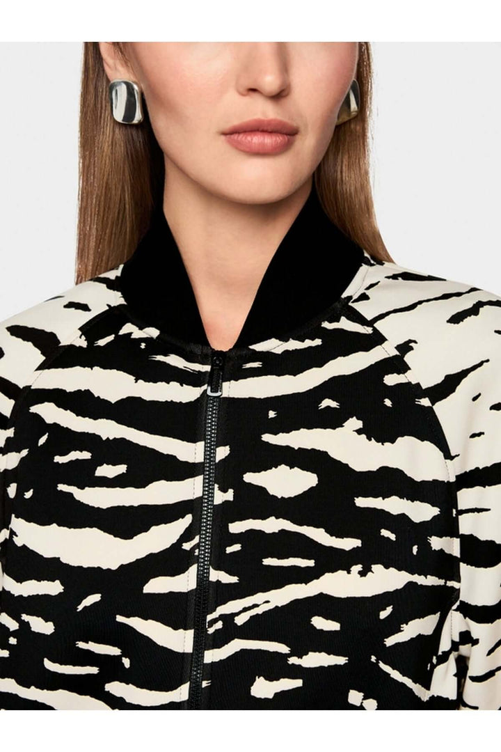 Femme portant un Blouson à imprimé animal en jersey scuba avec col tricoté, coupe ample et poignets élastiques pour un confort parfait.