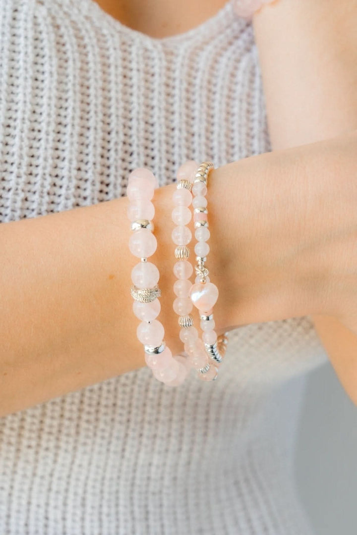 Bracelet Be Kind en Quartz Rose et Argent Sterling, symbole de tendresse, porté sur un poignet.