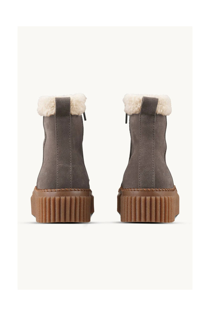 Lined winter boots with platform sole 
