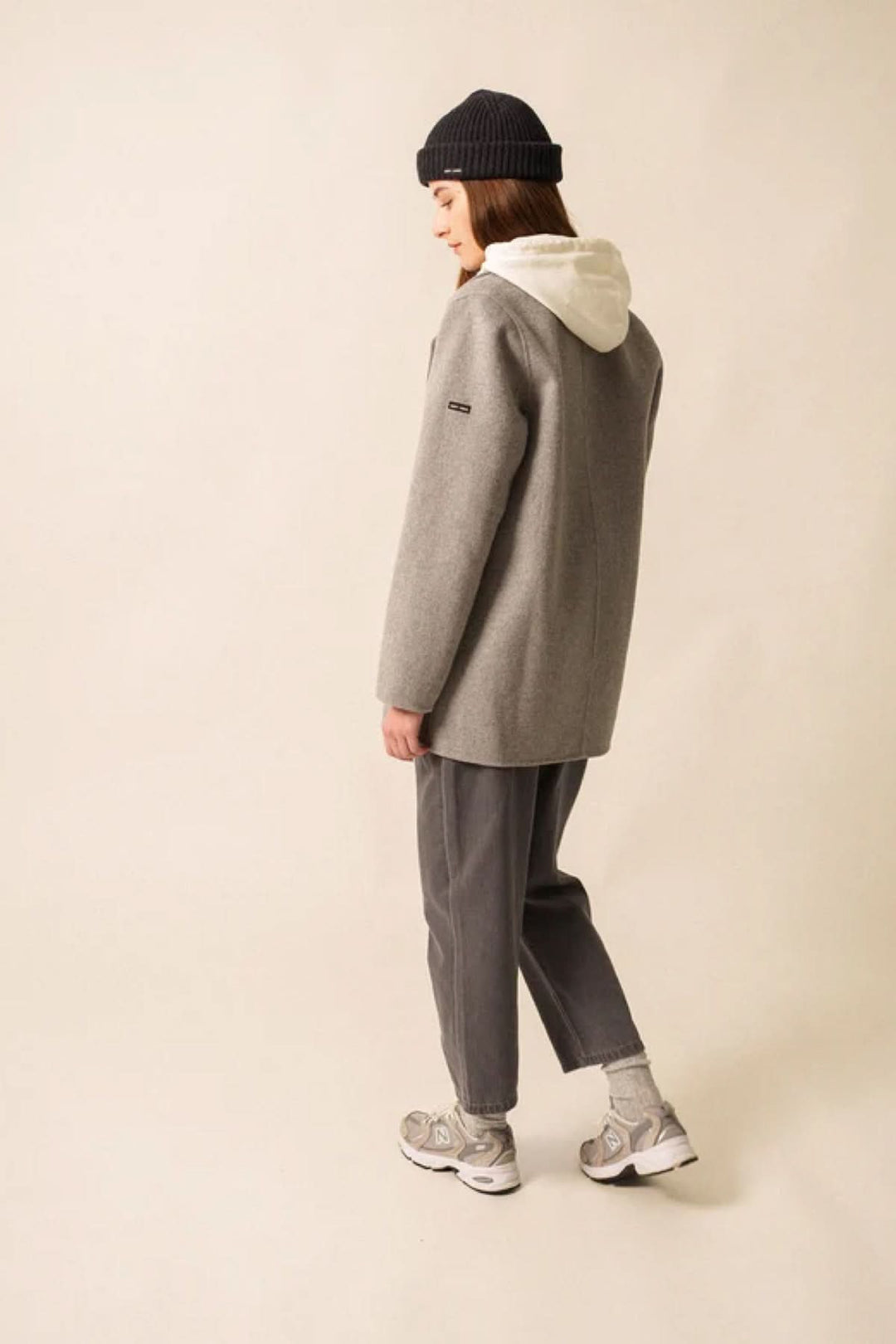 Femme portant le Caban STE ELINA, symbole d'élégance maritime, avec col tailleur impeccable et boutons blason, par SAINT JAMES.