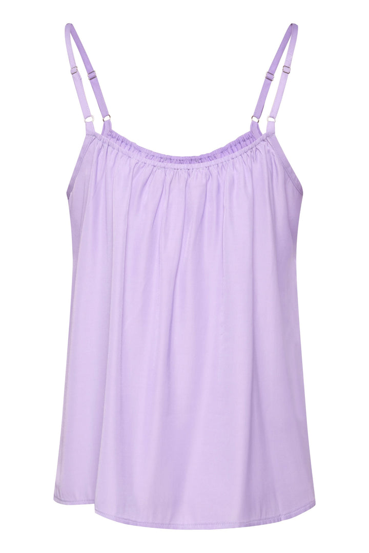 Camisole Anna en lavande avec dentelles au niveau de l'encolure en V, coupe en A, longueur aux hanches.