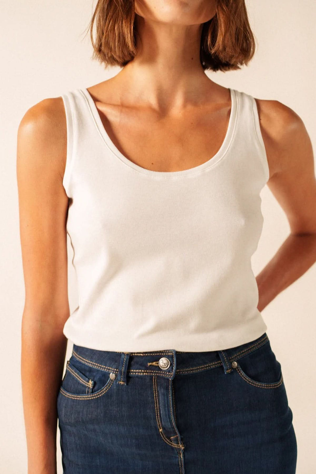 Camisole Bastia encolure arrondie, coupe ajustée, bretelles larges, idéal pour tenues quotidiennes, confort optimal et polyvalence.
