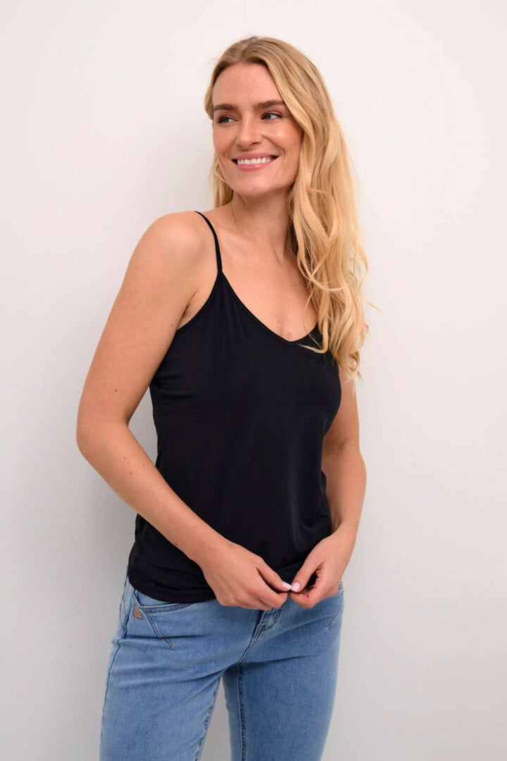 Camisole noire légère avec bretelles ajustables, parfaite pour un usage quotidien et offrant un confort optimal.