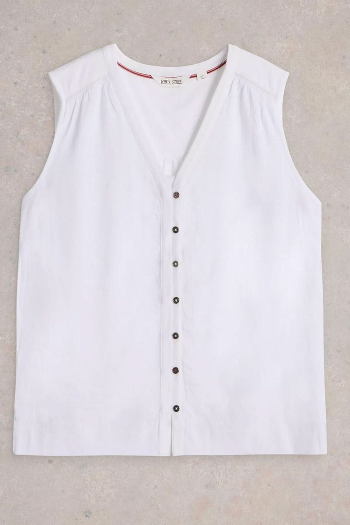 Camisole Delilah sans manches blanche avec col en V et boutons, idéale pour un style élégant et estival.