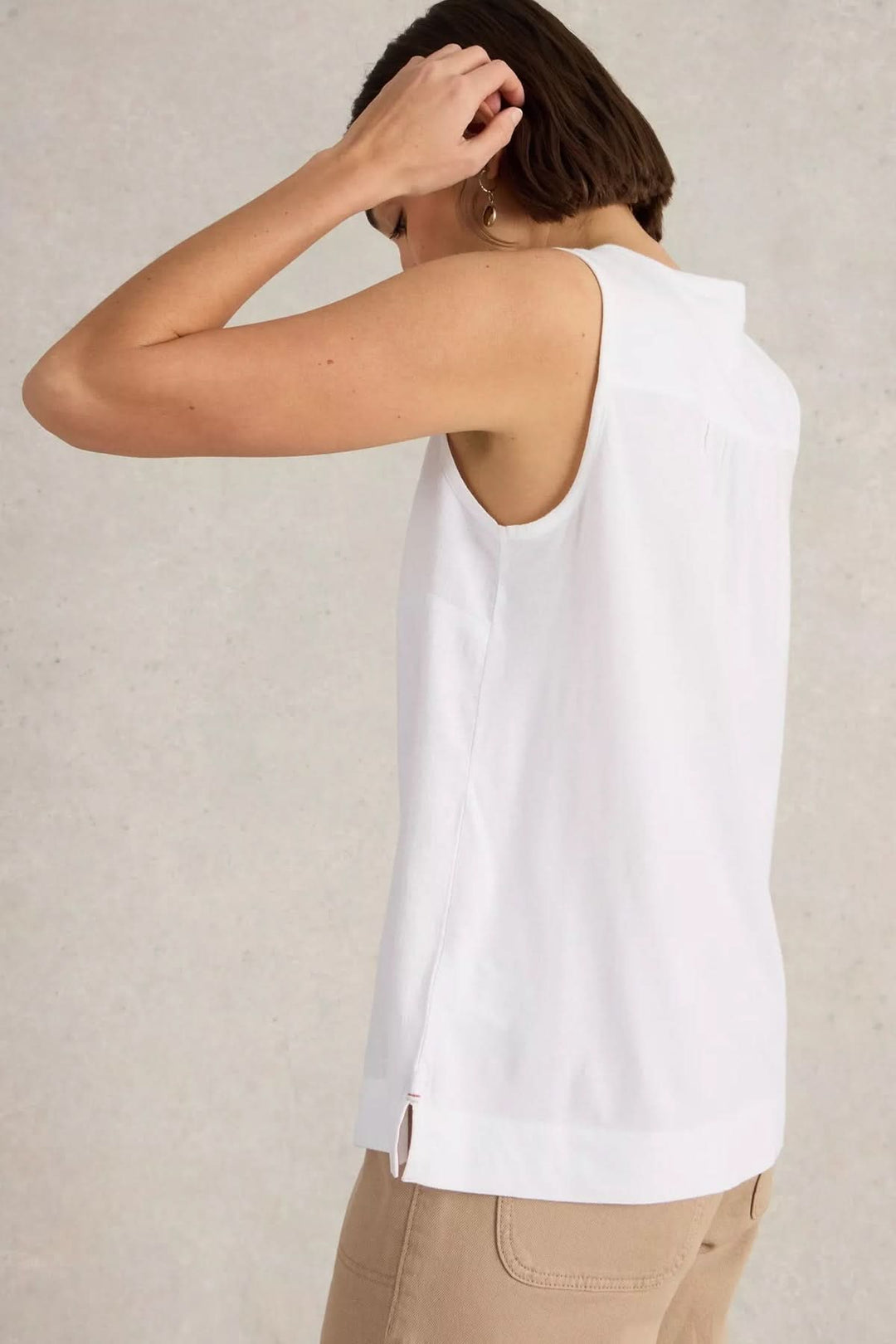 Camisole Delilah blanche sans manches vue de dos, idéal pour un look estival élégant et frais.