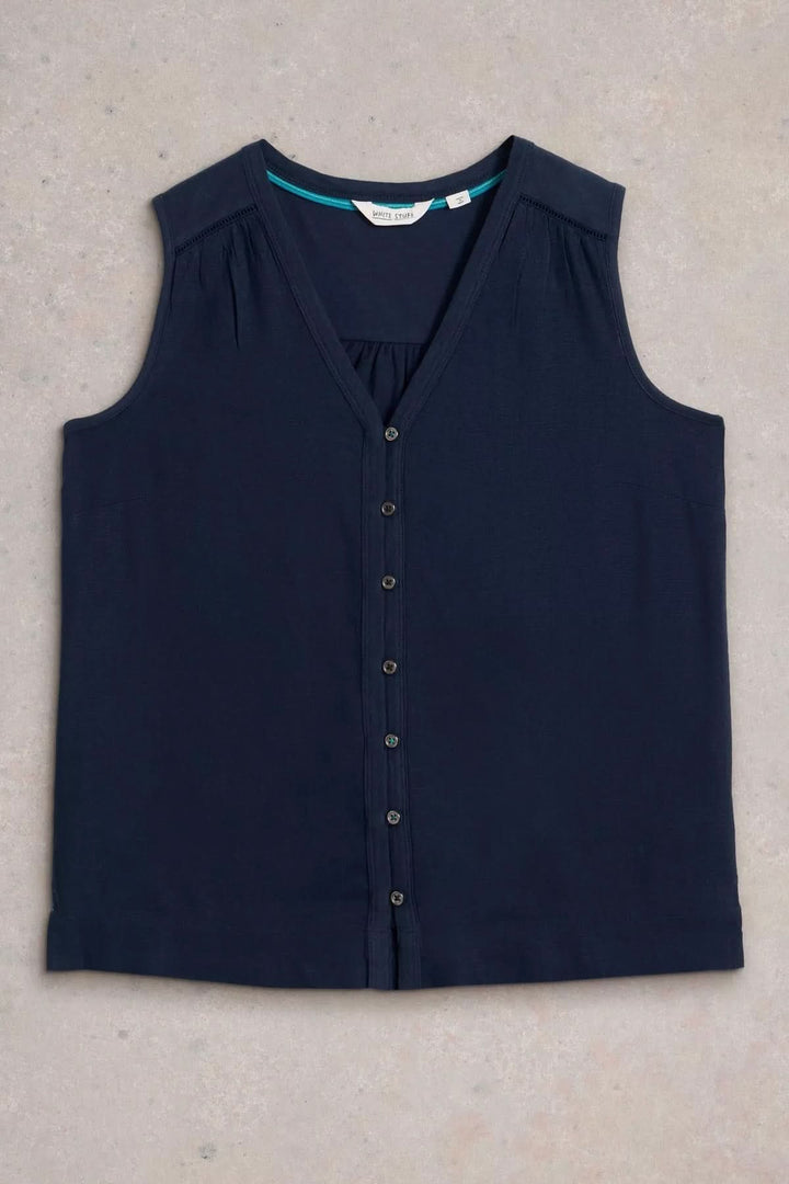 Camisole Delilah sans manches en bleu marine avec col en V et boutons, parfaite pour un look estival élégant.