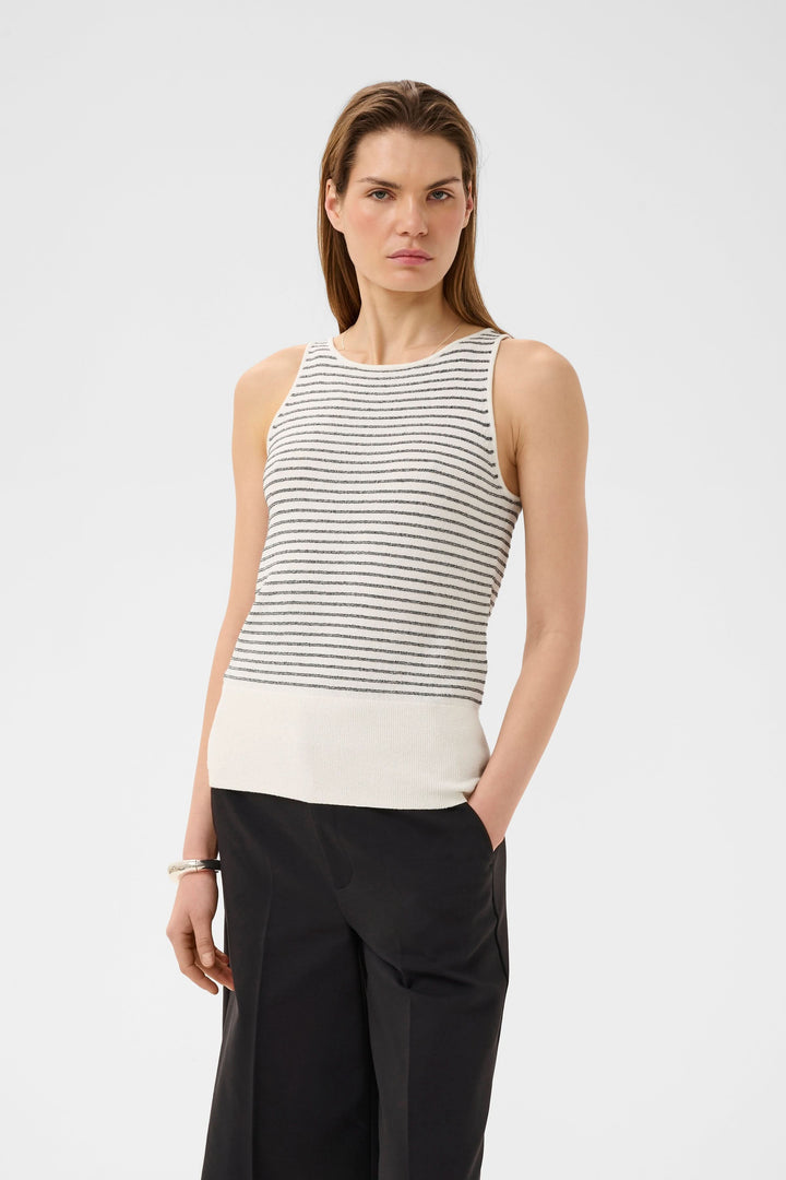 Camisole Nola en maille rayée portée, montrant son motif rayé et sa coupe ajustée idéale pour un look moderne et raffiné.