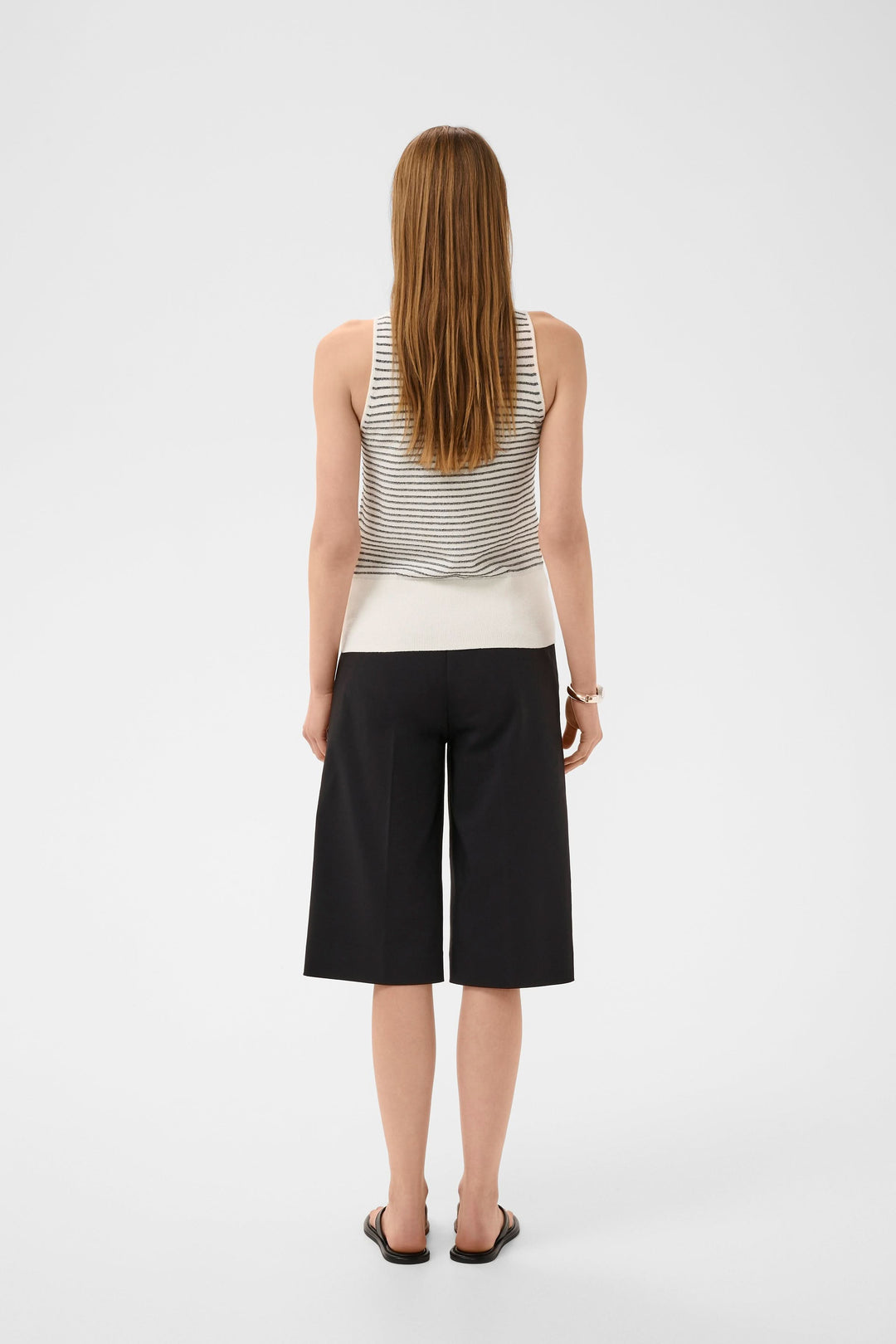 Camisole Nola en maille rayée vue de dos avec détails à rayures et coupe ajustée, idéal pour un look moderne et raffiné.