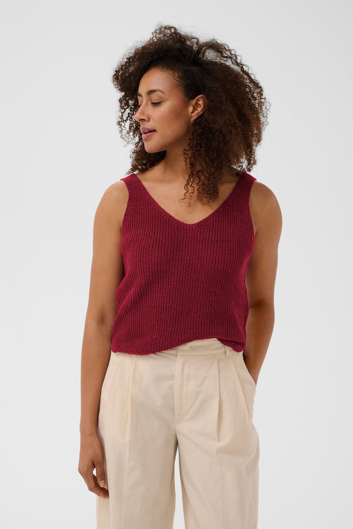 Camisole Rebecca tricotée col v sans manches rouge sur modèle, maille texturée, décontractée et élégante pour l&