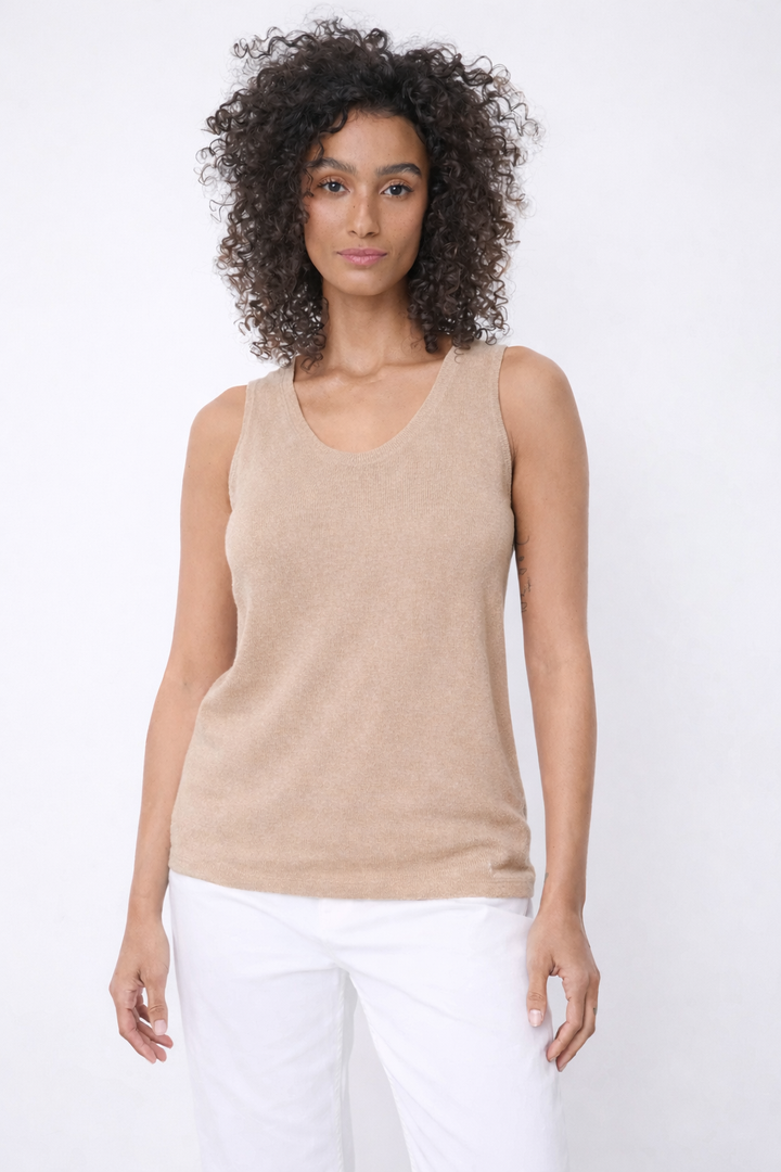 Femme portant la Camisole Yana en maille légère, sans manches, couleur beige, parfait pour l&