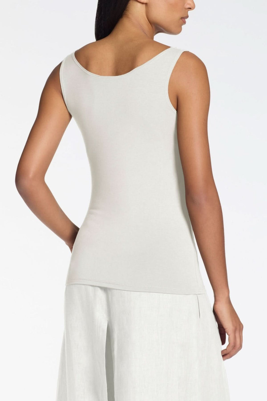 Camisole ajustée en maille douce portée par un mannequin, vue de dos, sans manches et encolure arrondie pour un look épuré.