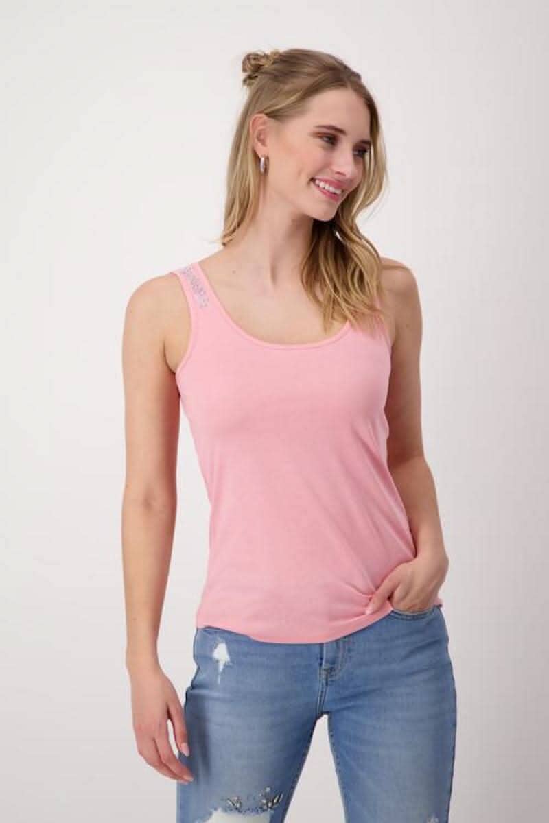 Camisole rose avec strass et bretelles larges, encolure ronde, coupe régulière, longueur hanches.