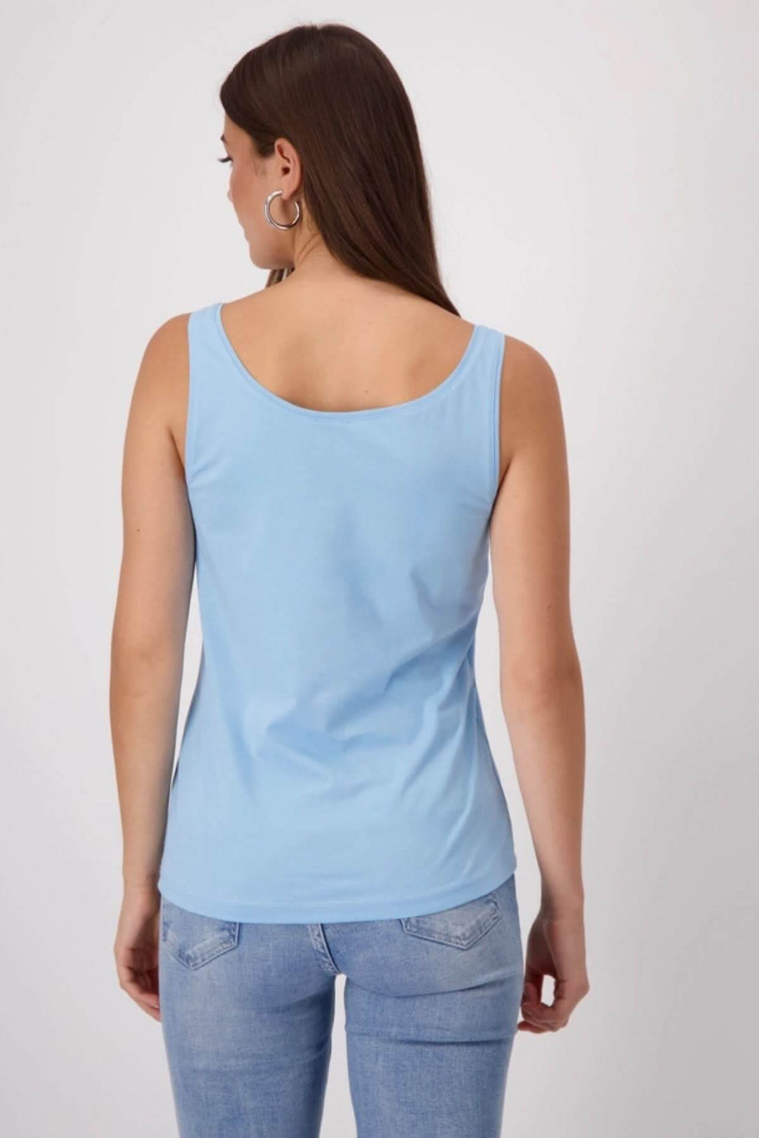 Camisole basique bleue, vue arrière, avec bretelles larges et coupe légèrement ajustée.
