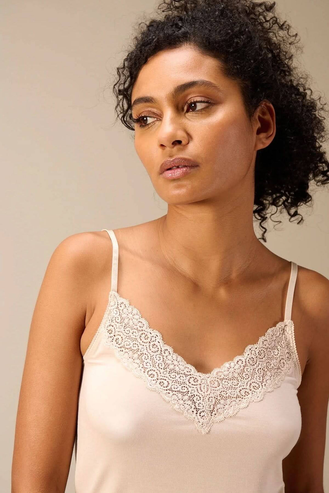 Camisole à bretelles avec dentelle encolure en V, féminine et confortable, modèle épuré parfait sous un veston ou cardigan.