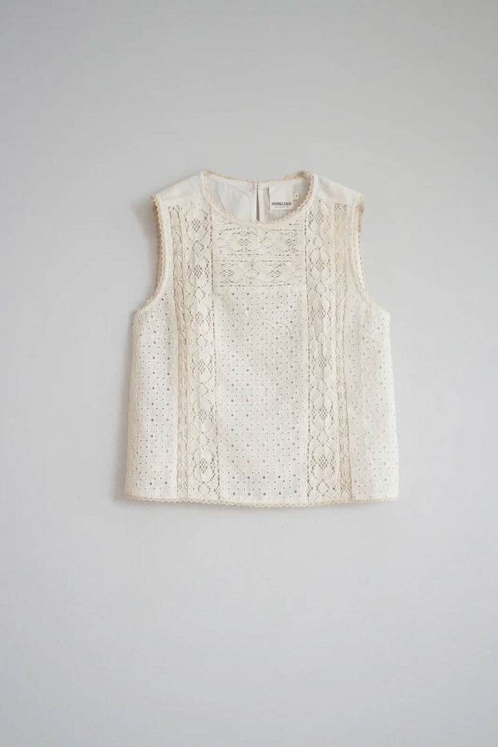 Camisole brodée Schiffli, sans manches, ornée de dentelle délicate et broderies, style bohème chic.