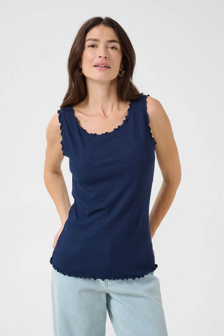 Camisole à col froncé en lin léger, teinte vibrante, parfaite pour un look estival décontracté.