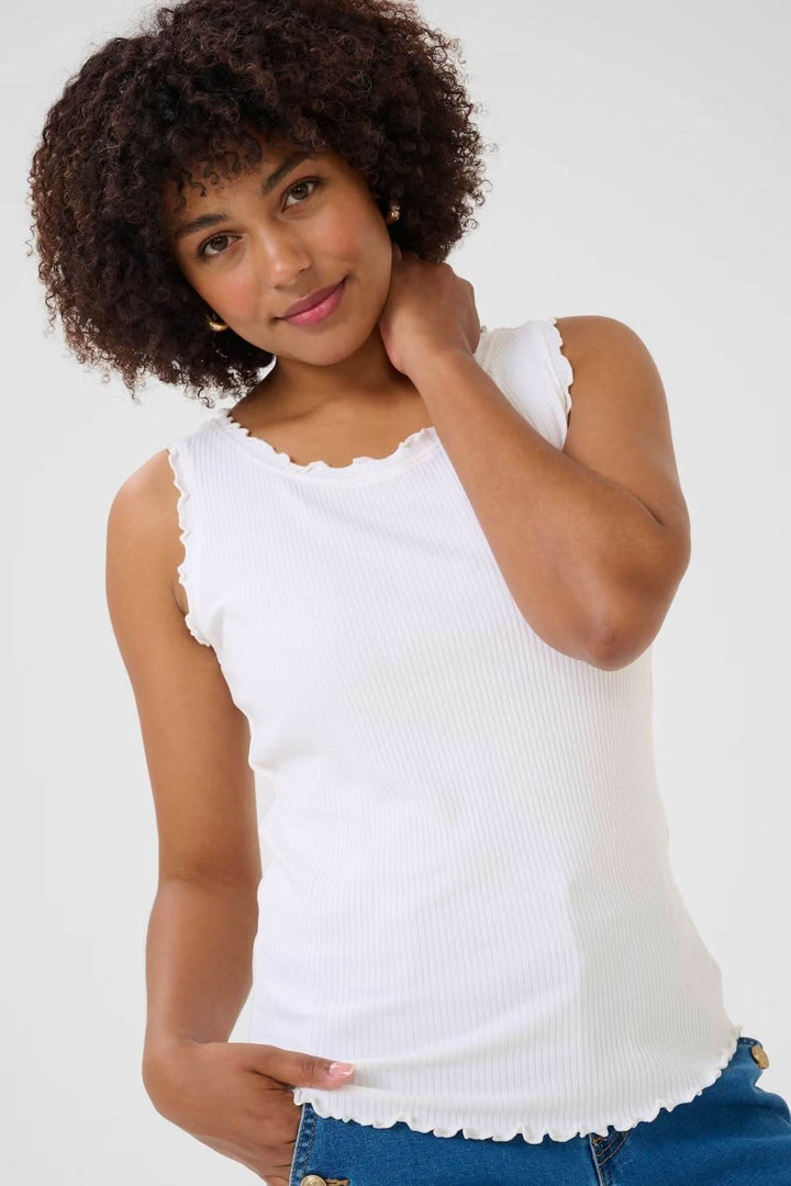 Camisole blanche à col froncé, manches légèrement bouffantes, style estival décontracté.