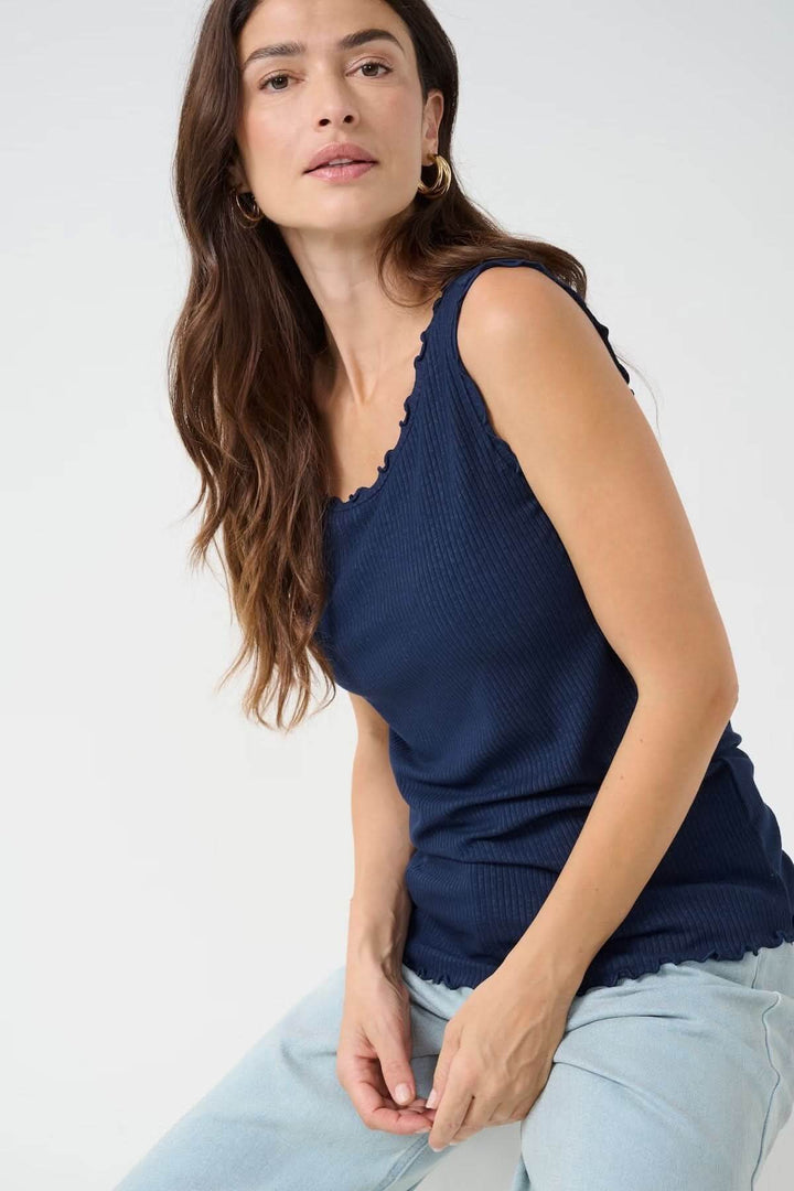 Camisole à col froncé, teinte vibrante, look estival, avec manches légèrement bouffantes.