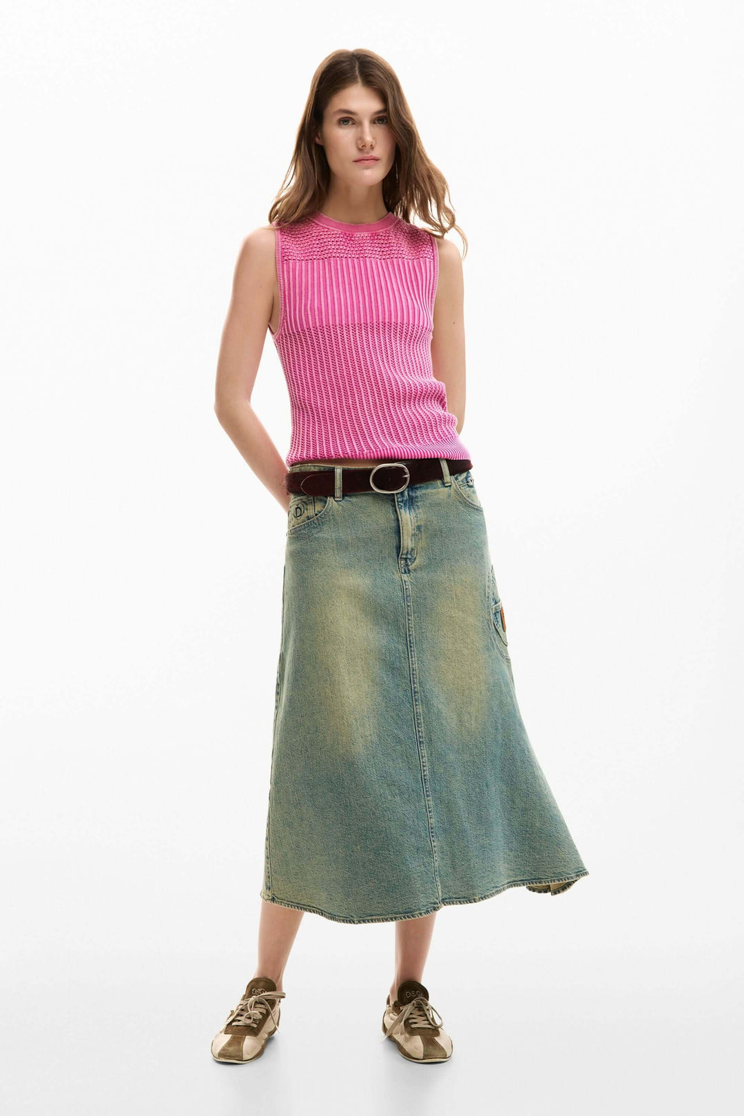 Camisole crochet en maille texturée, silhouette ajustée sans manches pour un look décontracté et moderne, idéale pour l'été.