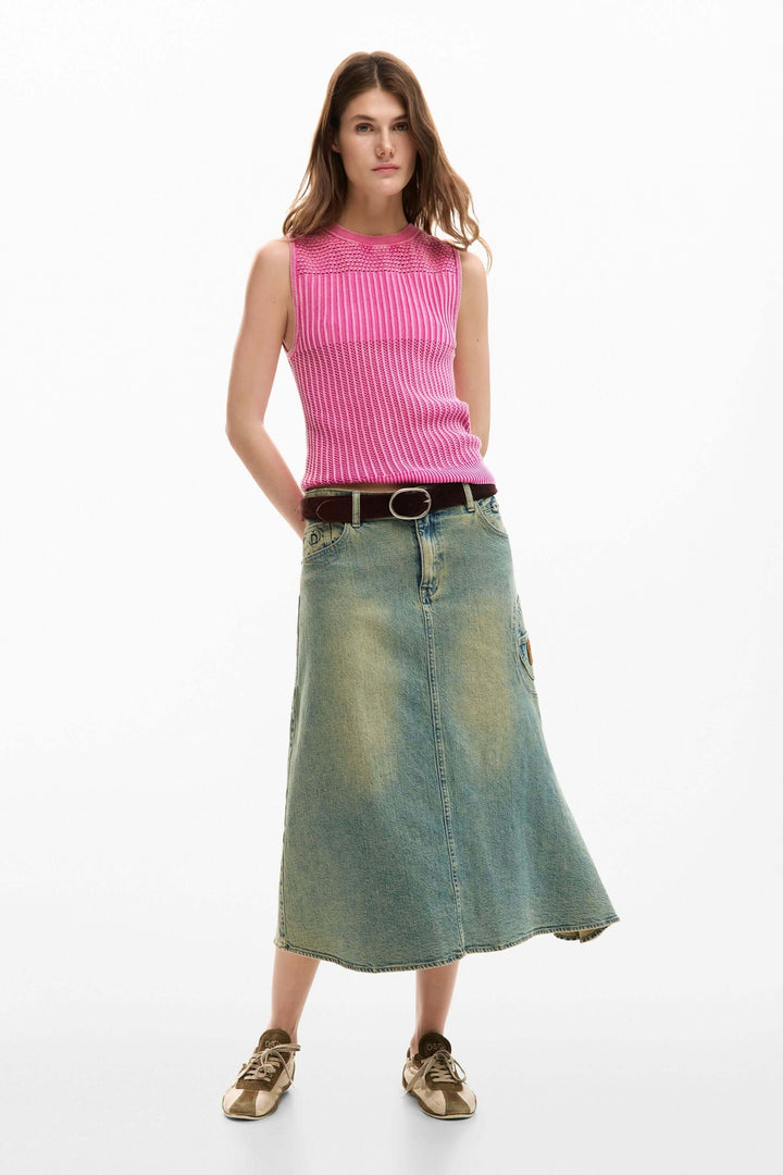 Camisole crochet en maille texturée, silhouette ajustée sans manches pour un look décontracté et moderne, idéale pour l'été.