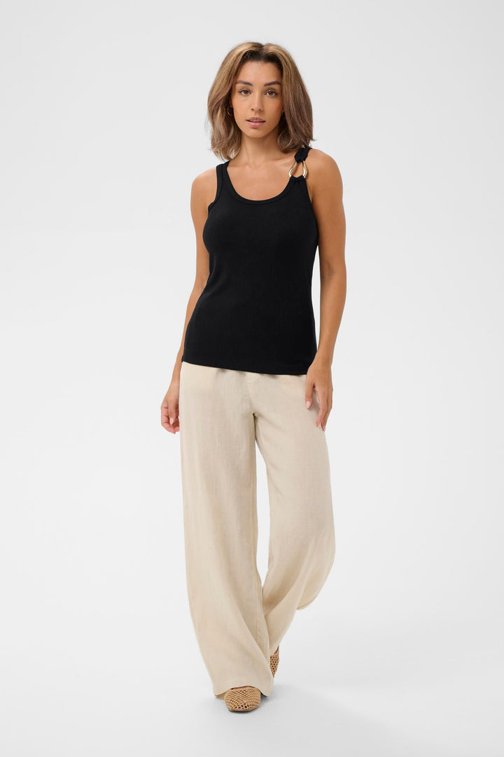 Femme portant Camisole côtelée Ribba avec détail anneau, coupe ajustée, tissu côtelé extensible, encolure arrondie.