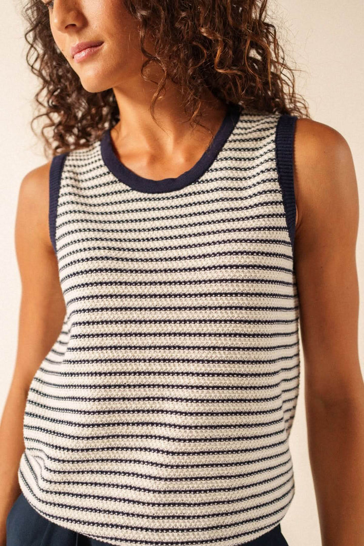 Camisole en maille rayée MASSANE avec maille texturée à rayures fines, coupe droite et encolure ronde côtelée.