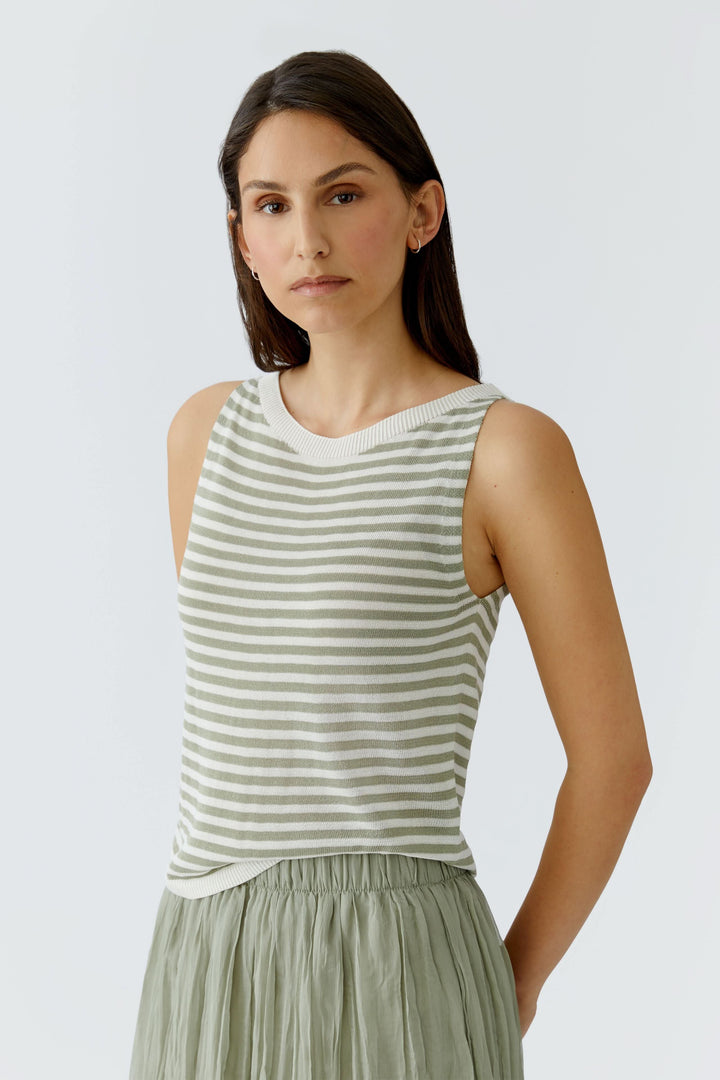 Camisole en maille à rayures pour un look décontracté et élégant, idéale pour les journées chaudes. Décris moi le produit en français.
