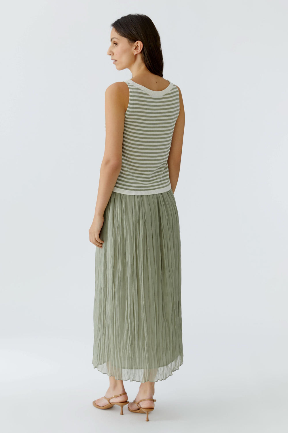 Camisole en maille à rayures vue de dos, sans manches, avec encolure ronde et finition côtelée. Idéale pour un style décontracté.