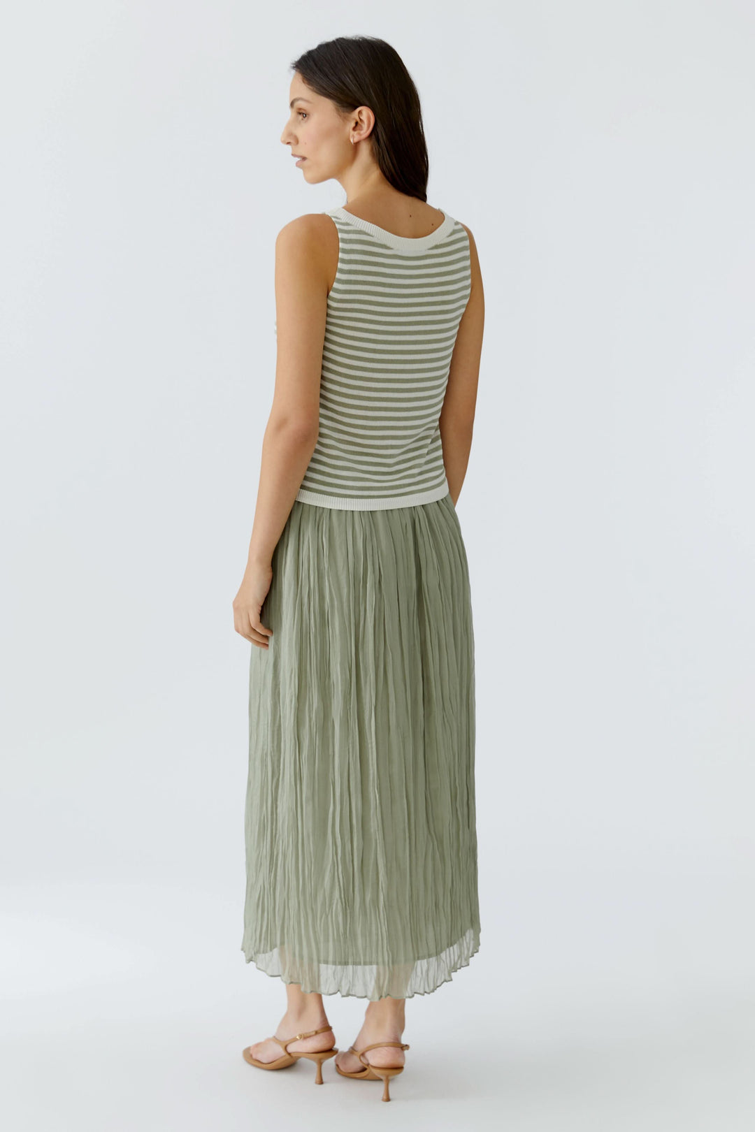 Camisole en maille à rayures vue de dos, sans manches, avec encolure ronde et finition côtelée. Idéale pour un style décontracté.